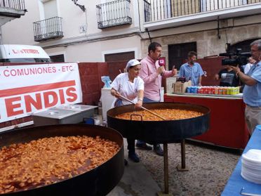 Los Tendis Preparación de comida para evento en la calle