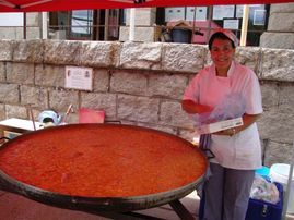 Los Tendis Mujer preparando comida típica