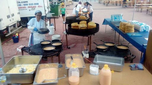 Los Tendis Cocinera con bandejas de comida