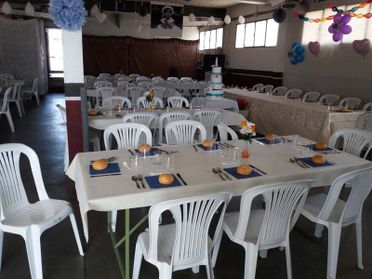 Mesas y sillas para evento