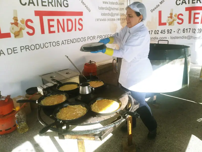 Mujer preparando alimentos