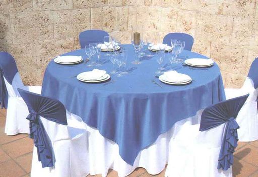 Los Tendis Mesa con mantel azul y blanco