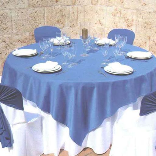 Los Tendis Mesa con mantel azul y blanco